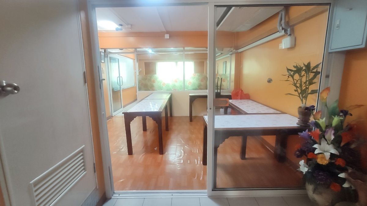For RentShop HouseMin Buri, Romklao : Divided for rent, 1-2 floors, commercial buildings Next to Ramkhamhaeng Road Next to the Orange Line Nom Klao Station Near Triam Udom Suksa School, Size 20.3 square wah, 2 bedrooms, 2 bathrooms, Saphan Sung Subdistrict, Saphan Sung District, Bangkok