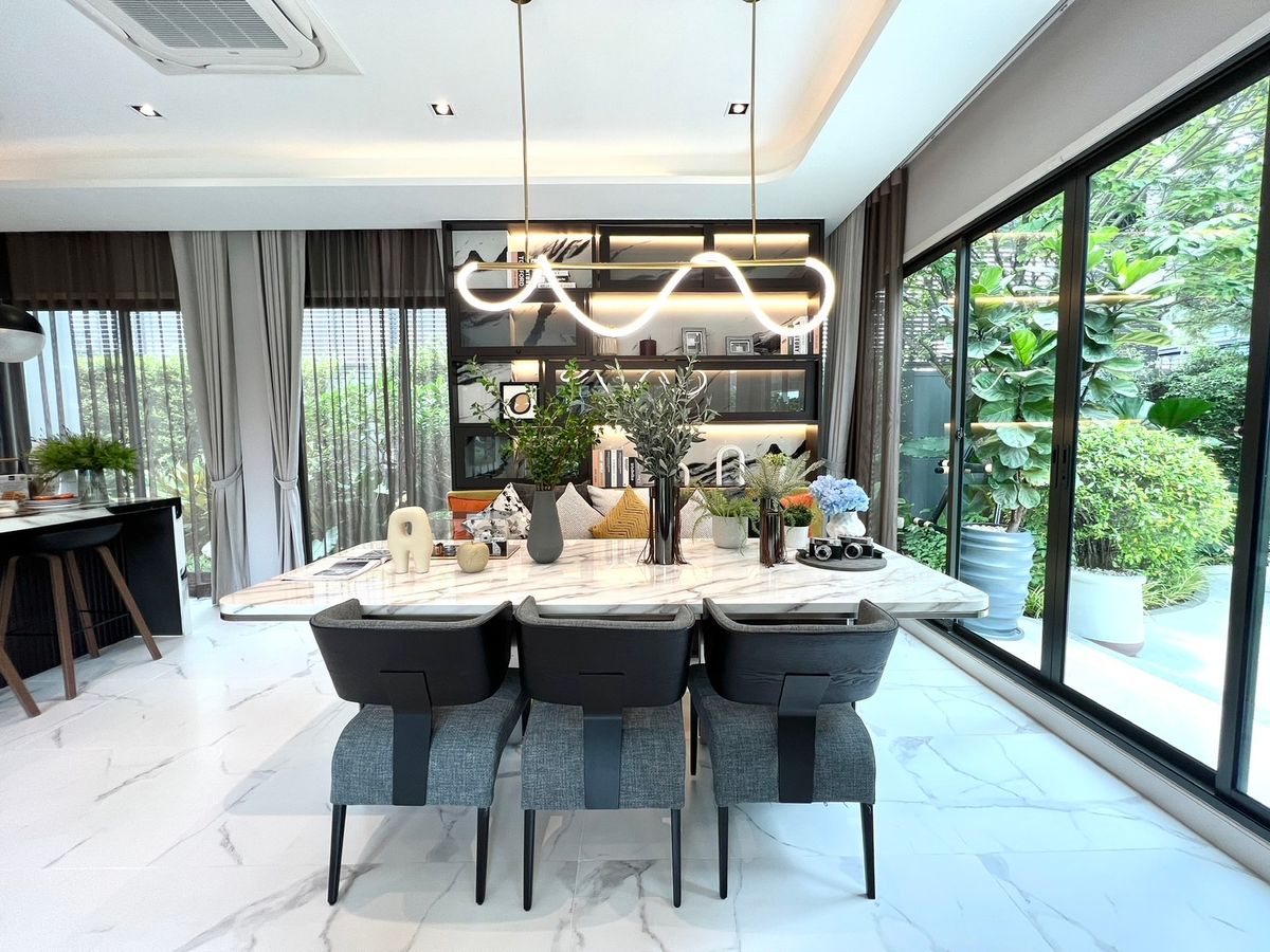 ขายบ้านนวมินทร์ รามอินทรา : 🏛️Bangkok Boulevard Signature รามอินทรา - วัชรพล🔥บ้านเดี่ยว 2 ชั้น ขนาด 391 ตร.ม. 87.4 ตร.ว. | 4 ห้องนอน 5 ห้องน้ำ 4 ที่จอด เริ่ม 20 MB ติดต่อนัดชม Tel.0922635410 (เอิร์ธ)