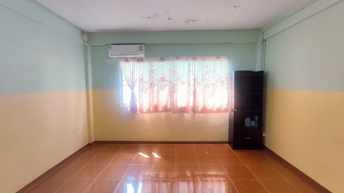 For RentShop HouseMin Buri, Romklao : Divided for rent, 1-2 floors, commercial buildings Next to Ramkhamhaeng Road Next to the Orange Line Nom Klao Station Near Triam Udom Suksa School, Size 20.3 square wah, 2 bedrooms, 2 bathrooms, Saphan Sung Subdistrict, Saphan Sung District, Bangkok
