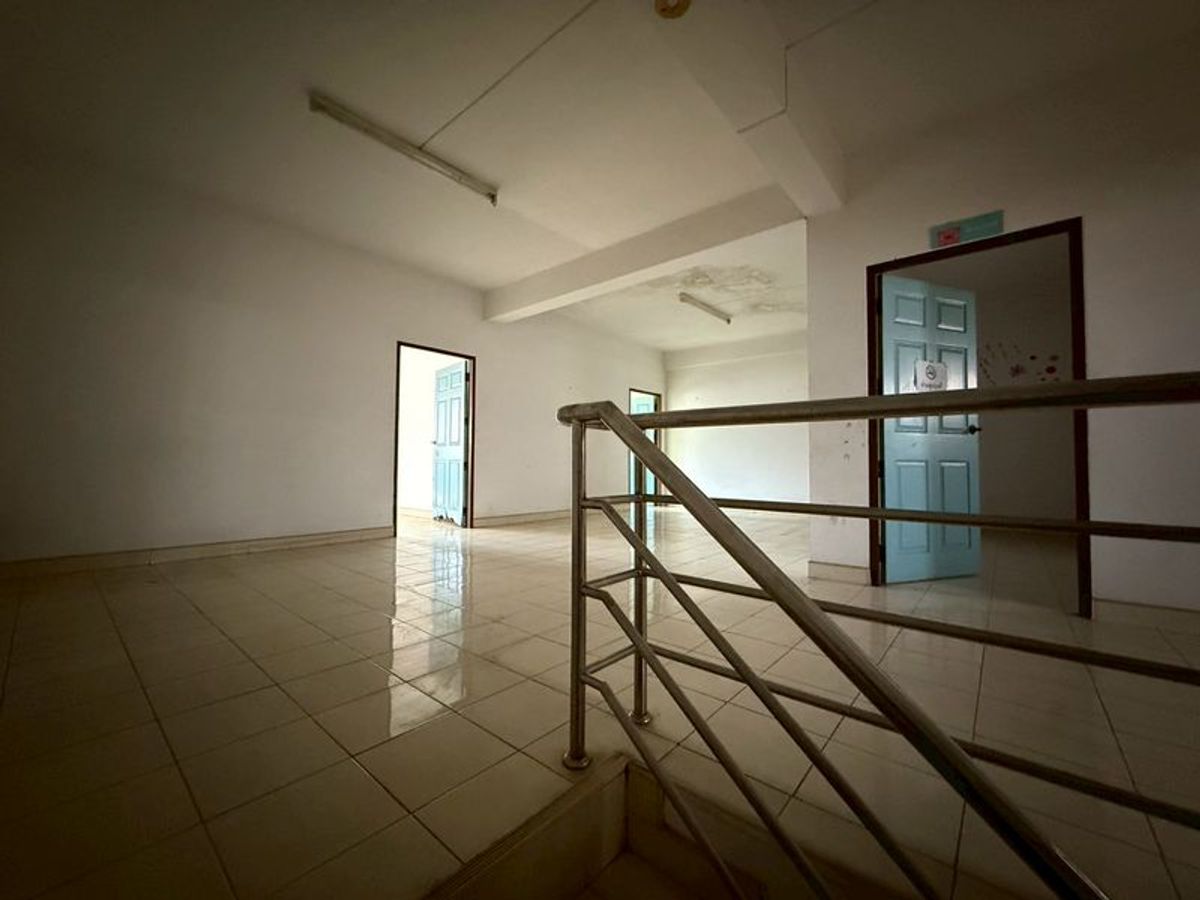 For SaleShop HouseUttaradit : 4 -storey commercial building for sale, 46.5 square wah deck, Borom Asin Road, Tha It Subdistrict, Mueang District, Uttaradit Province