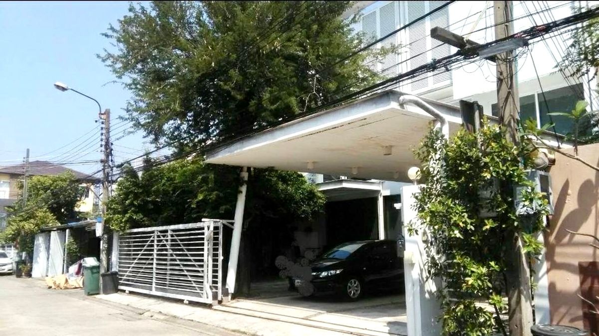 โฮมออฟฟิศอ่อนนุช อุดมสุข : Commercial Space Sukhumvit 50: 80sqwah 820sqm. 500m.to BTS Onnut Sell 60,000,00 Rent 220,000/mth. Am: 0656199198