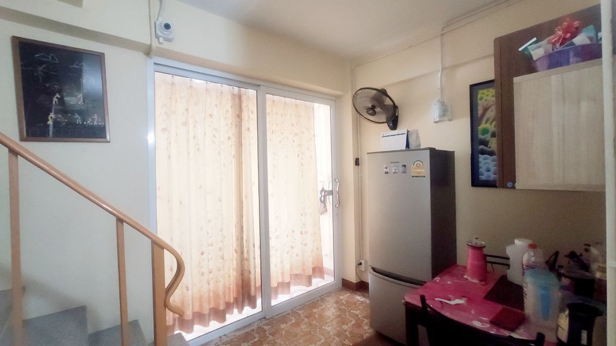 For RentShop HouseMin Buri, Romklao : Divided for rent, 1-2 floors, commercial buildings Next to Ramkhamhaeng Road Next to the Orange Line Nom Klao Station Near Triam Udom Suksa School, Size 20.3 square wah, 2 bedrooms, 2 bathrooms, Saphan Sung Subdistrict, Saphan Sung District, Bangkok