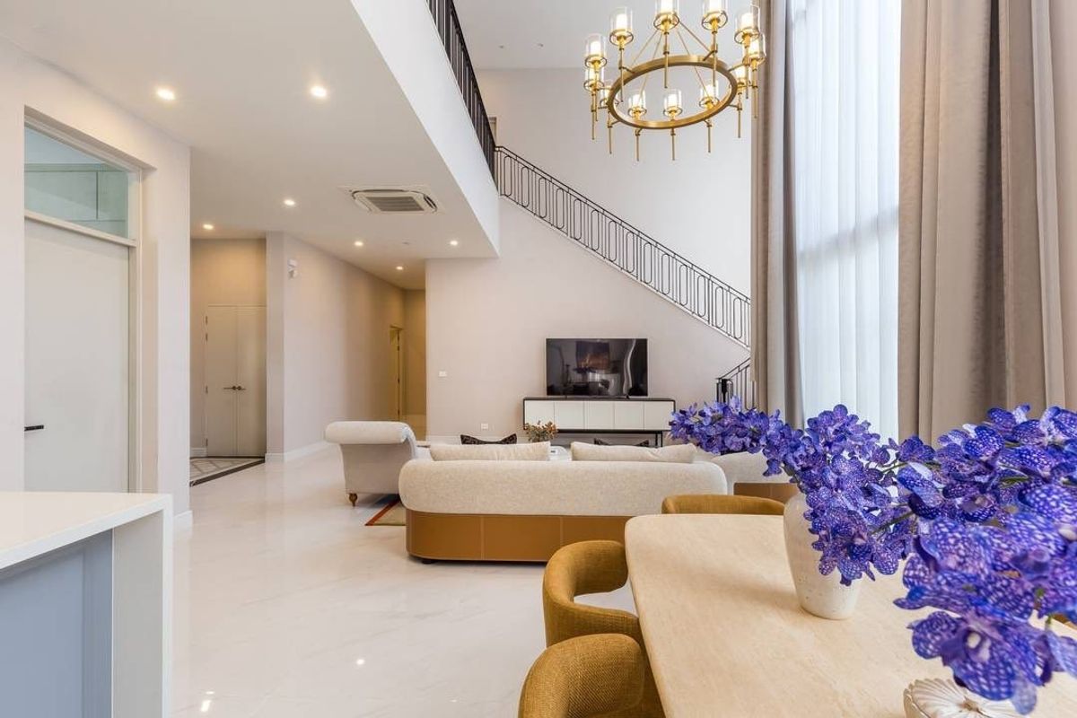 บ้านพัฒนาการ ศรีนครินทร์ : 🏡✨ ที่สุดของความหรูหรา! คฤหาสน์ สไตล์ Modern Classic  นาราสิริ - กรุงเทพกรีฑา ✨🏡