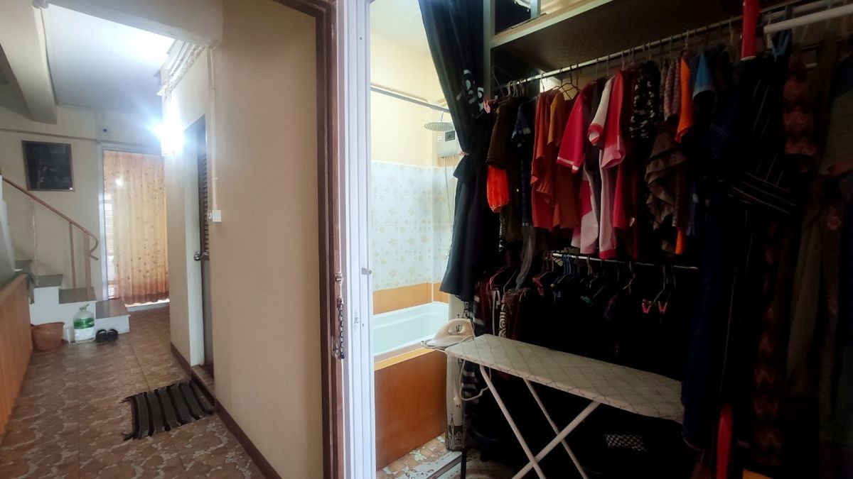 For RentShop HouseMin Buri, Romklao : Divided for rent, 1-2 floors, commercial buildings Next to Ramkhamhaeng Road Next to the Orange Line Nom Klao Station Near Triam Udom Suksa School, Size 20.3 square wah, 2 bedrooms, 2 bathrooms, Saphan Sung Subdistrict, Saphan Sung District, Bangkok