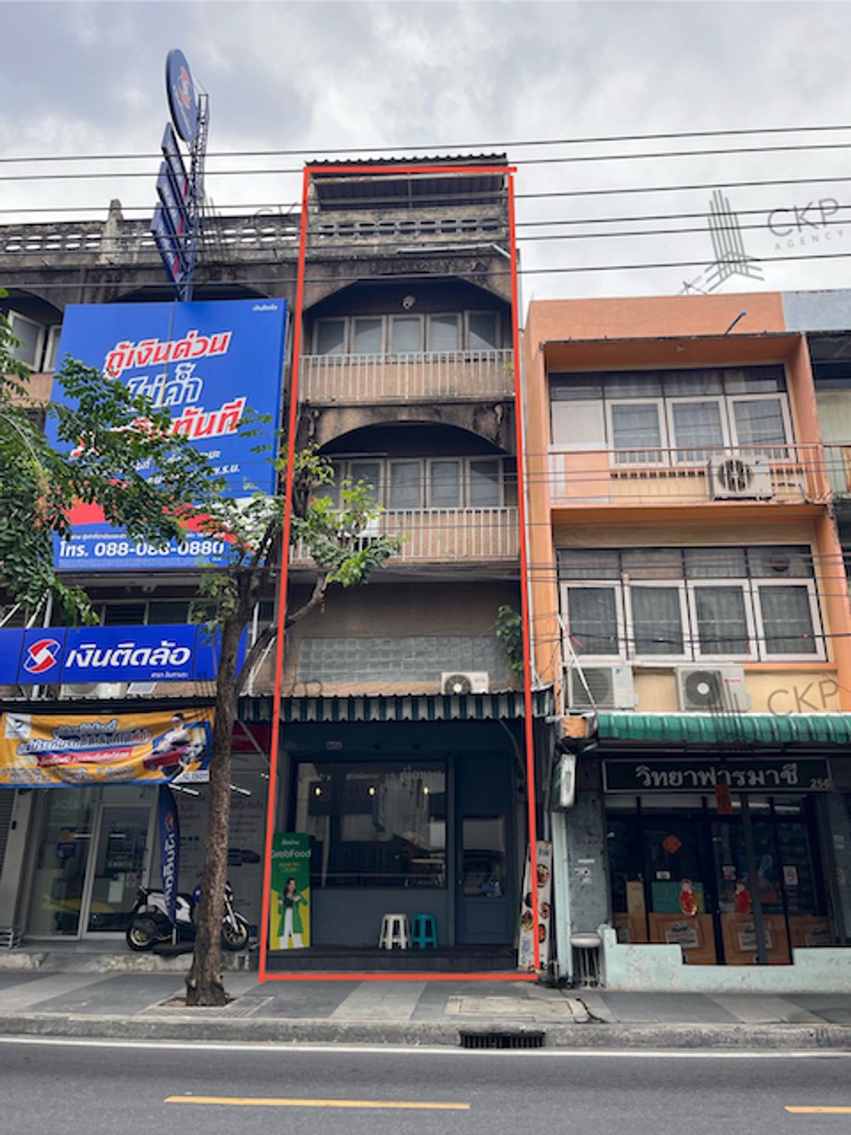 For SaleShop HouseSapankwai,Jatujak : 3 floors high commercial building, Inthamara, good location, near Saphan Khwai intersection, suitable for trading.
