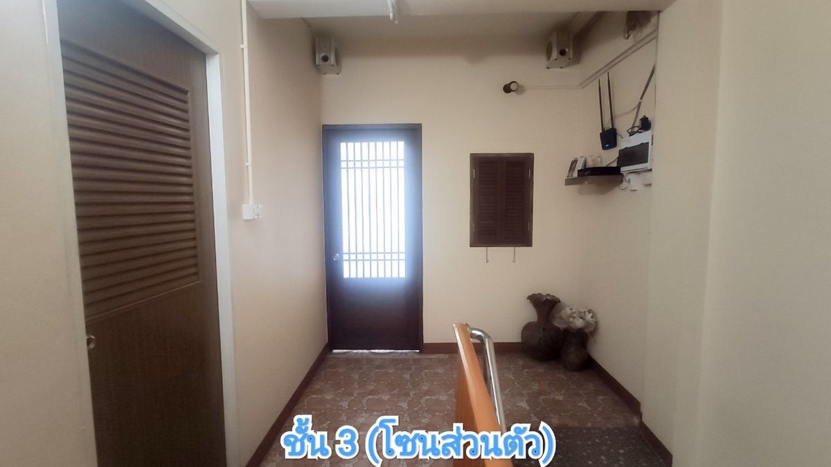 For RentShop HouseMin Buri, Romklao : Divided for rent, 1-2 floors, commercial buildings Next to Ramkhamhaeng Road Next to the Orange Line Nom Klao Station Near Triam Udom Suksa School, Size 20.3 square wah, 2 bedrooms, 2 bathrooms, Saphan Sung Subdistrict, Saphan Sung District, Bangkok