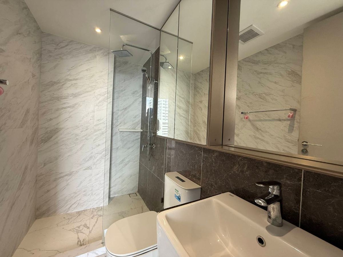 For RentCondoSukhumvit, Asoke, Thonglor : Fynn Asoke condo for rent. Completely decorated with BTS Asoke and MRT Sukhumvit !!