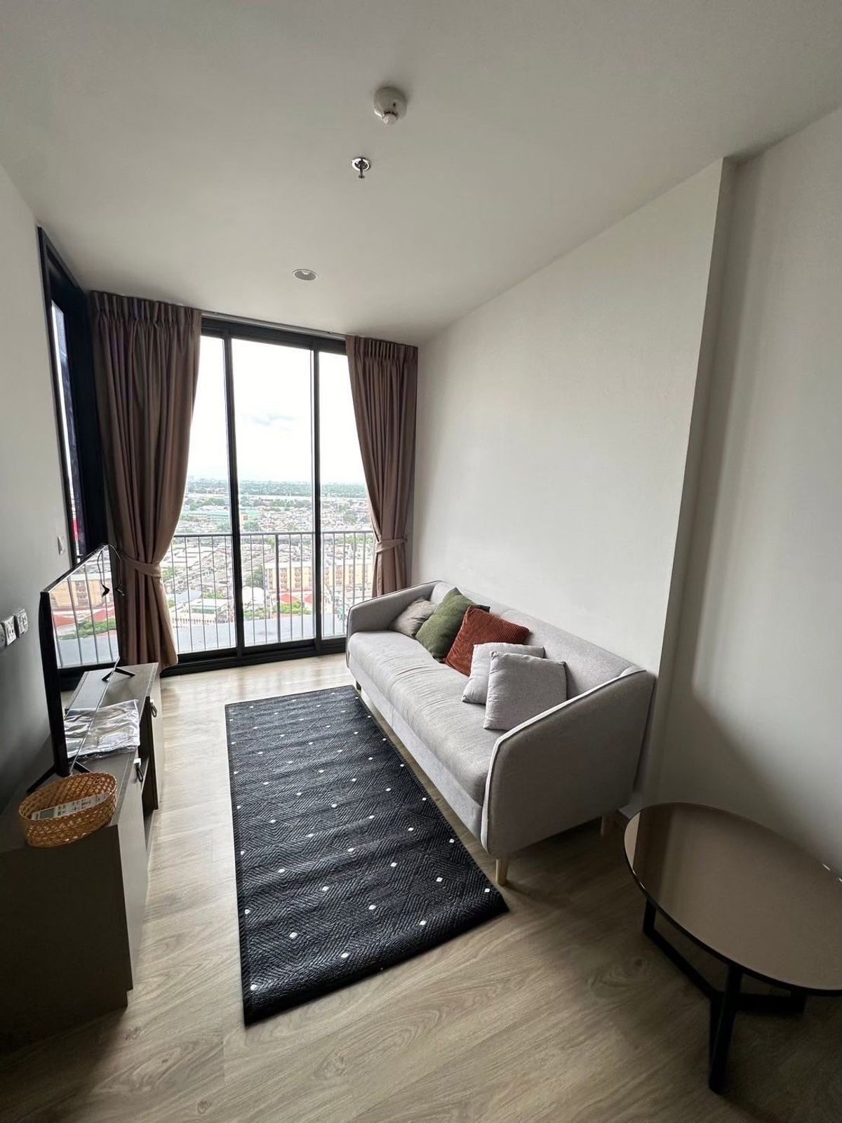 For RentCondoSukhumvit, Asoke, Thonglor : ⭐️ OKA HAUS Sukhumvit 36 ⭐️ 1 bedroom 35 sqm. There are both fir and electric machines.