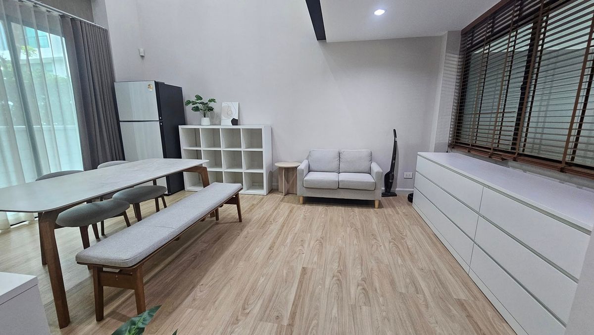 ให้เช่าบ้านพัฒนาการ ศรีนครินทร์ : ปล่อยเช่า บ้านใหม่ไม่เคยเข้าอยู่พร้อมเฟอร์นิเจอร์  ติดถนนกรุงเพกรีฑาตัดใหม่ 