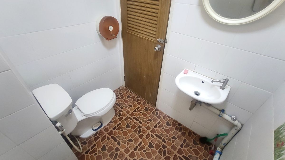 For RentShop HouseMin Buri, Romklao : Divided for rent, 1-2 floors, commercial buildings Next to Ramkhamhaeng Road Next to the Orange Line Nom Klao Station Near Triam Udom Suksa School, Size 20.3 square wah, 2 bedrooms, 2 bathrooms, Saphan Sung Subdistrict, Saphan Sung District, Bangkok