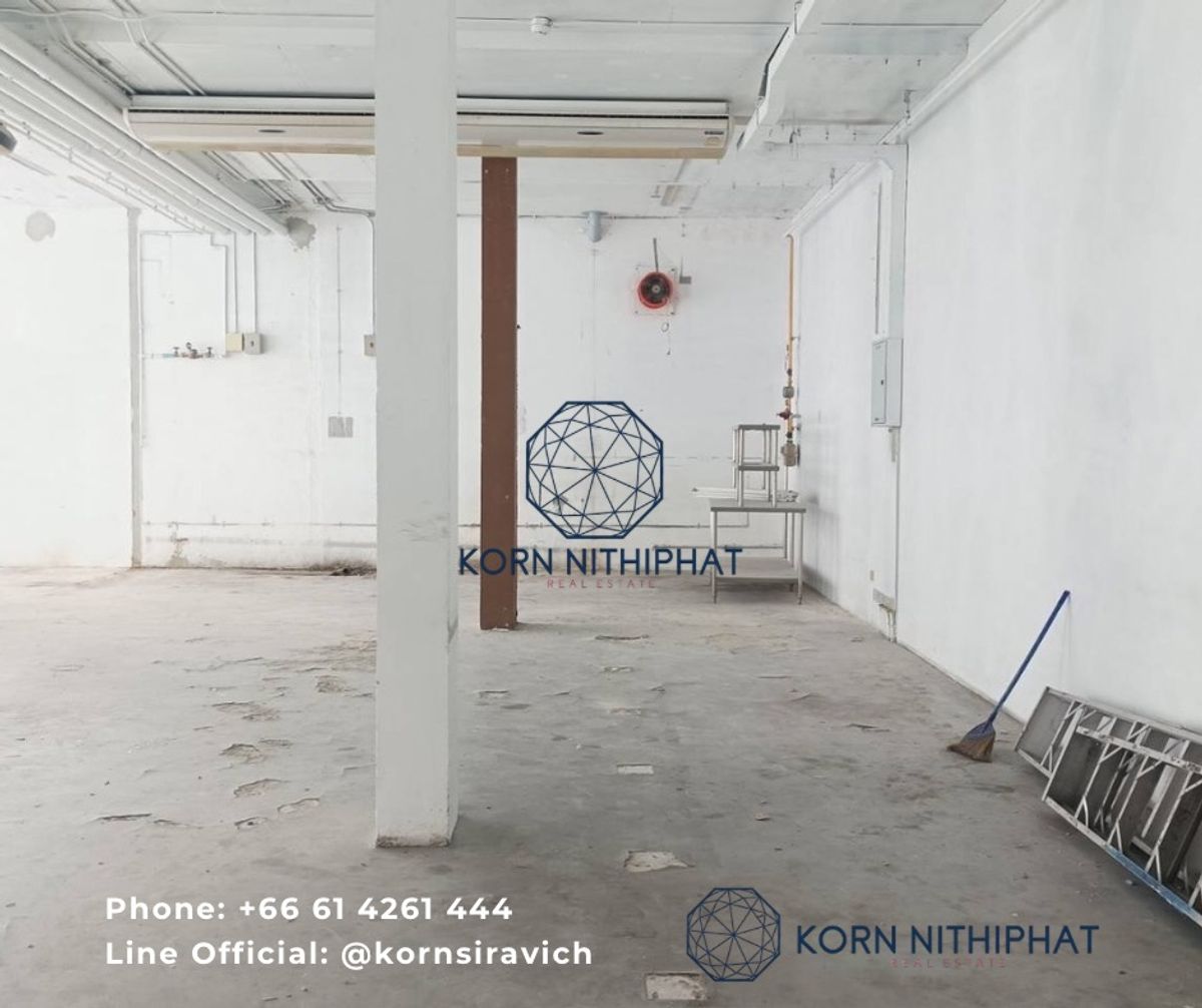 For RentRetail SpaceSukhumvit, Asoke, Thonglor : Renting a business area, 2nd floor, size 137.63 sq.m., Asoke, Sukhumvit, near SWU / GMM Grammy and MRT surrounded by office office buildings.