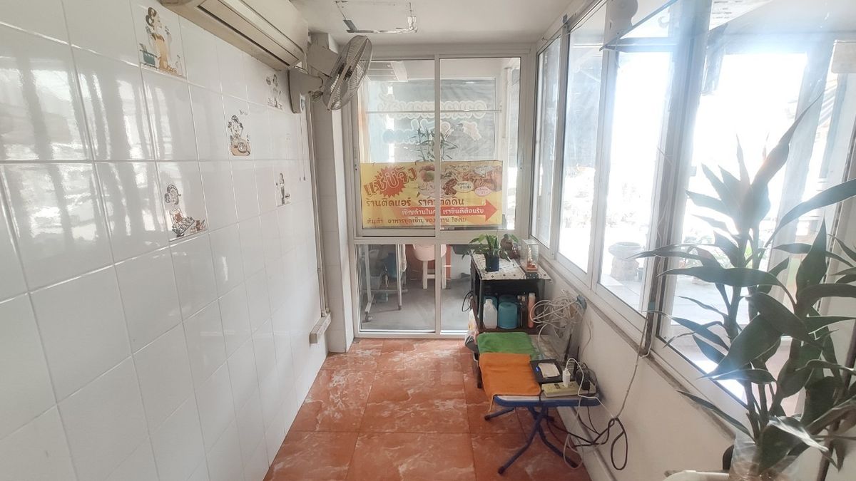 For RentShop HouseMin Buri, Romklao : Divided for rent, 1-2 floors, commercial buildings Next to Ramkhamhaeng Road Next to the Orange Line Nom Klao Station Near Triam Udom Suksa School, Size 20.3 square wah, 2 bedrooms, 2 bathrooms, Saphan Sung Subdistrict, Saphan Sung District, Bangkok
