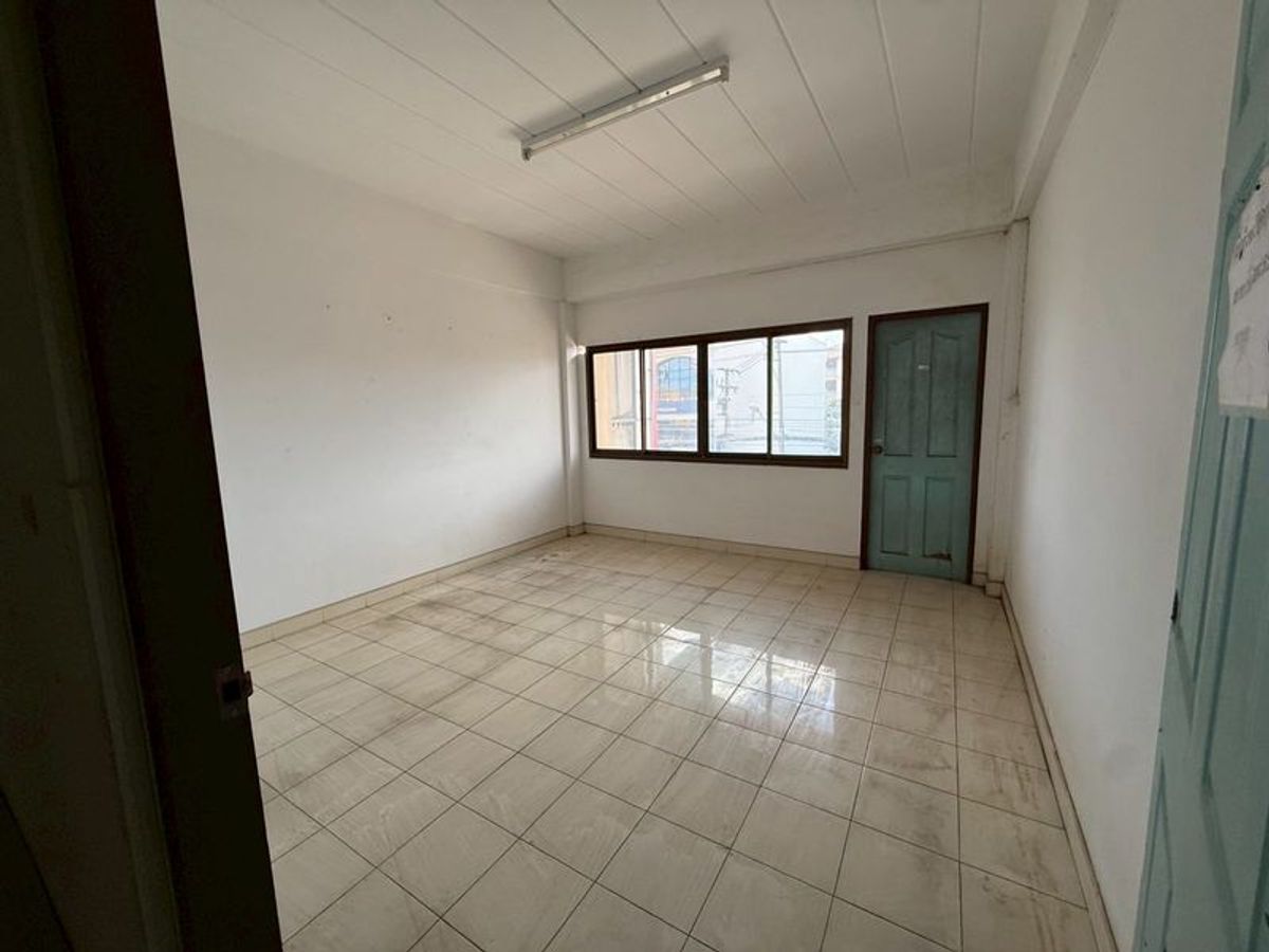 For SaleShop HouseUttaradit : 4 -storey commercial building for sale, 46.5 square wah deck, Borom Asin Road, Tha It Subdistrict, Mueang District, Uttaradit Province