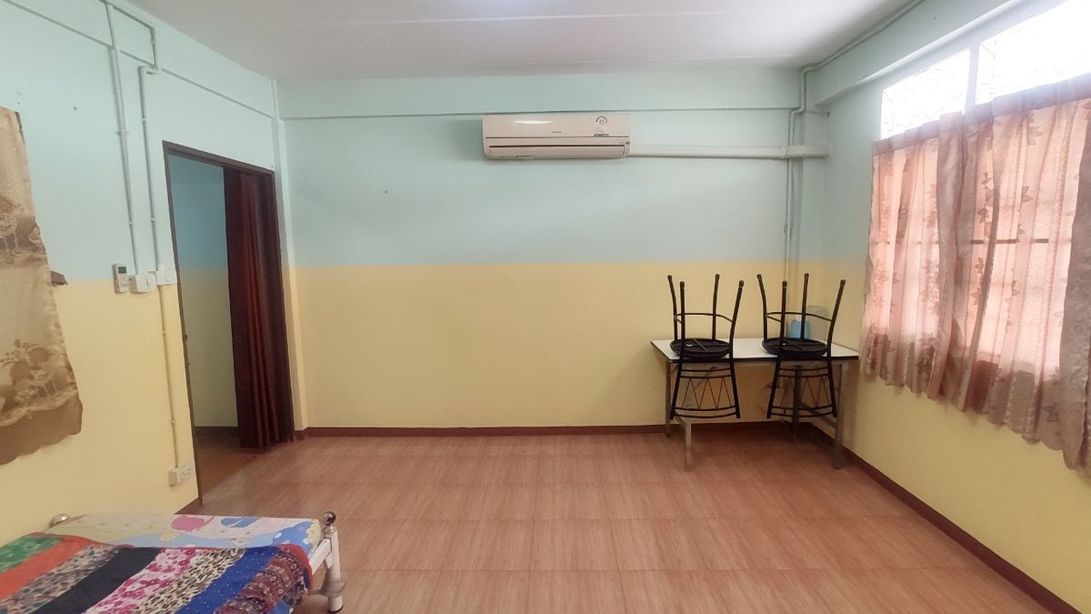For RentShop HouseMin Buri, Romklao : Divided for rent, 1-2 floors, commercial buildings Next to Ramkhamhaeng Road Next to the Orange Line Nom Klao Station Near Triam Udom Suksa School, Size 20.3 square wah, 2 bedrooms, 2 bathrooms, Saphan Sung Subdistrict, Saphan Sung District, Bangkok