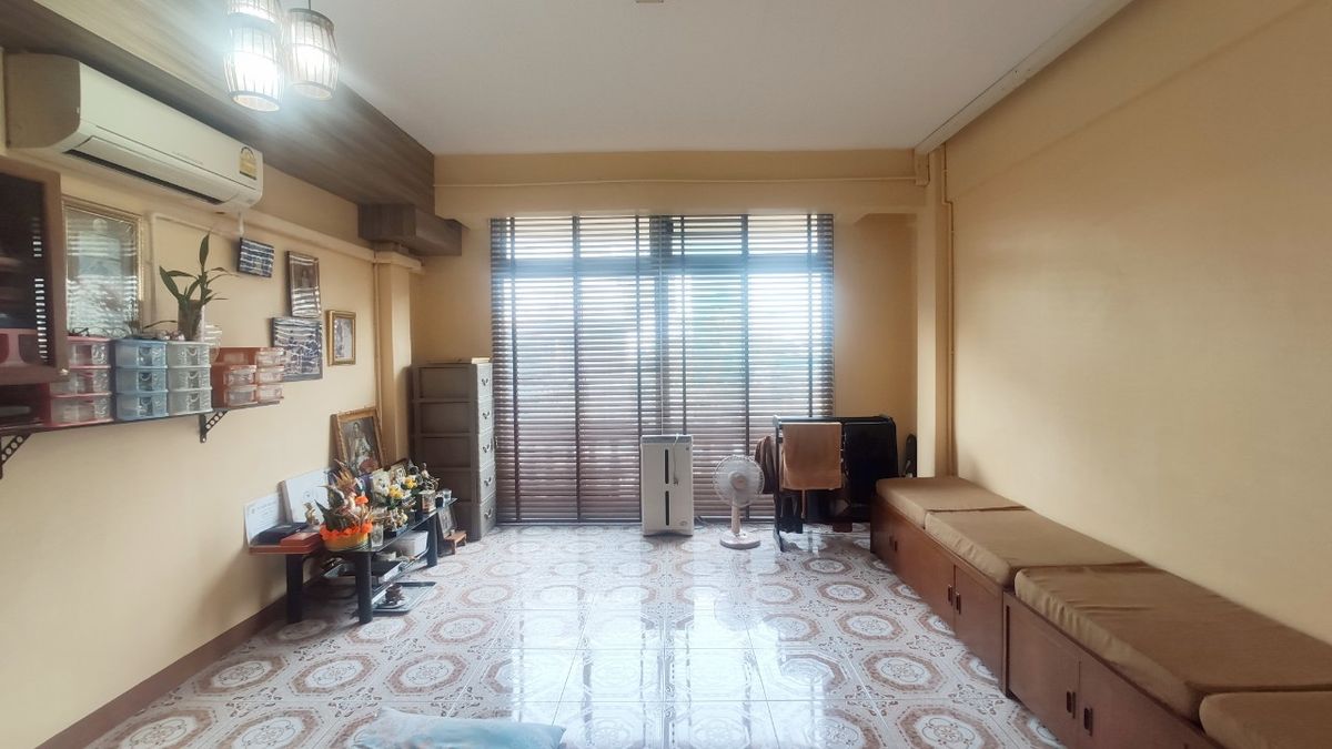 For RentShop HouseMin Buri, Romklao : Divided for rent, 1-2 floors, commercial buildings Next to Ramkhamhaeng Road Next to the Orange Line Nom Klao Station Near Triam Udom Suksa School, Size 20.3 square wah, 2 bedrooms, 2 bathrooms, Saphan Sung Subdistrict, Saphan Sung District, Bangkok