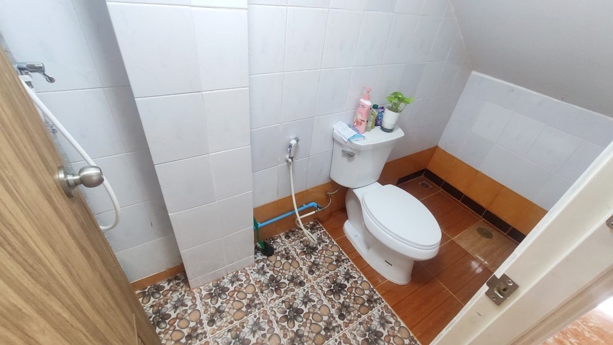 For RentShop HouseMin Buri, Romklao : Divided for rent, 1-2 floors, commercial buildings Next to Ramkhamhaeng Road Next to the Orange Line Nom Klao Station Near Triam Udom Suksa School, Size 20.3 square wah, 2 bedrooms, 2 bathrooms, Saphan Sung Subdistrict, Saphan Sung District, Bangkok