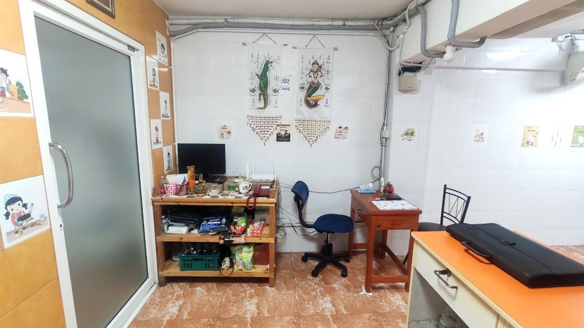 For RentShop HouseMin Buri, Romklao : Divided for rent, 1-2 floors, commercial buildings Next to Ramkhamhaeng Road Next to the Orange Line Nom Klao Station Near Triam Udom Suksa School, Size 20.3 square wah, 2 bedrooms, 2 bathrooms, Saphan Sung Subdistrict, Saphan Sung District, Bangkok