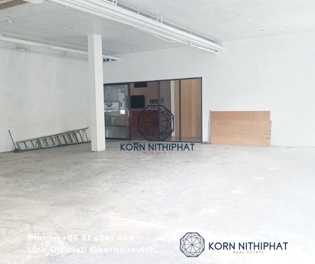 For RentRetail SpaceSukhumvit, Asoke, Thonglor : Renting a business area, 2nd floor, size 137.63 sq.m., Asoke, Sukhumvit, near SWU / GMM Grammy and MRT surrounded by office office buildings.