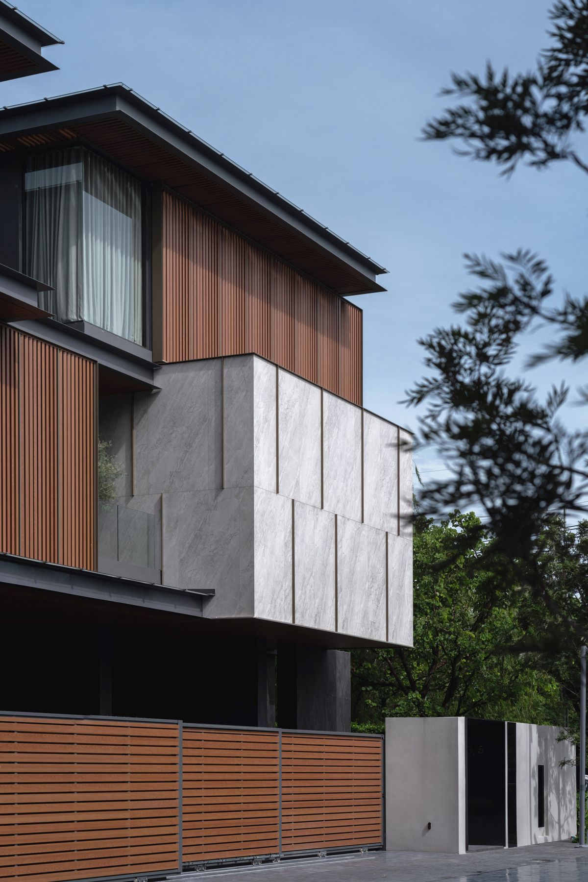 For SaleHouseBang Sue, Wong Sawang, Tao Pun : 3 -storey detached house for sale. Sonle Residences project (Sunle Residence), Ratchadaphisek, near MRT Wongsawang, only 900 meters, with a large private pool and a large Courtyard.