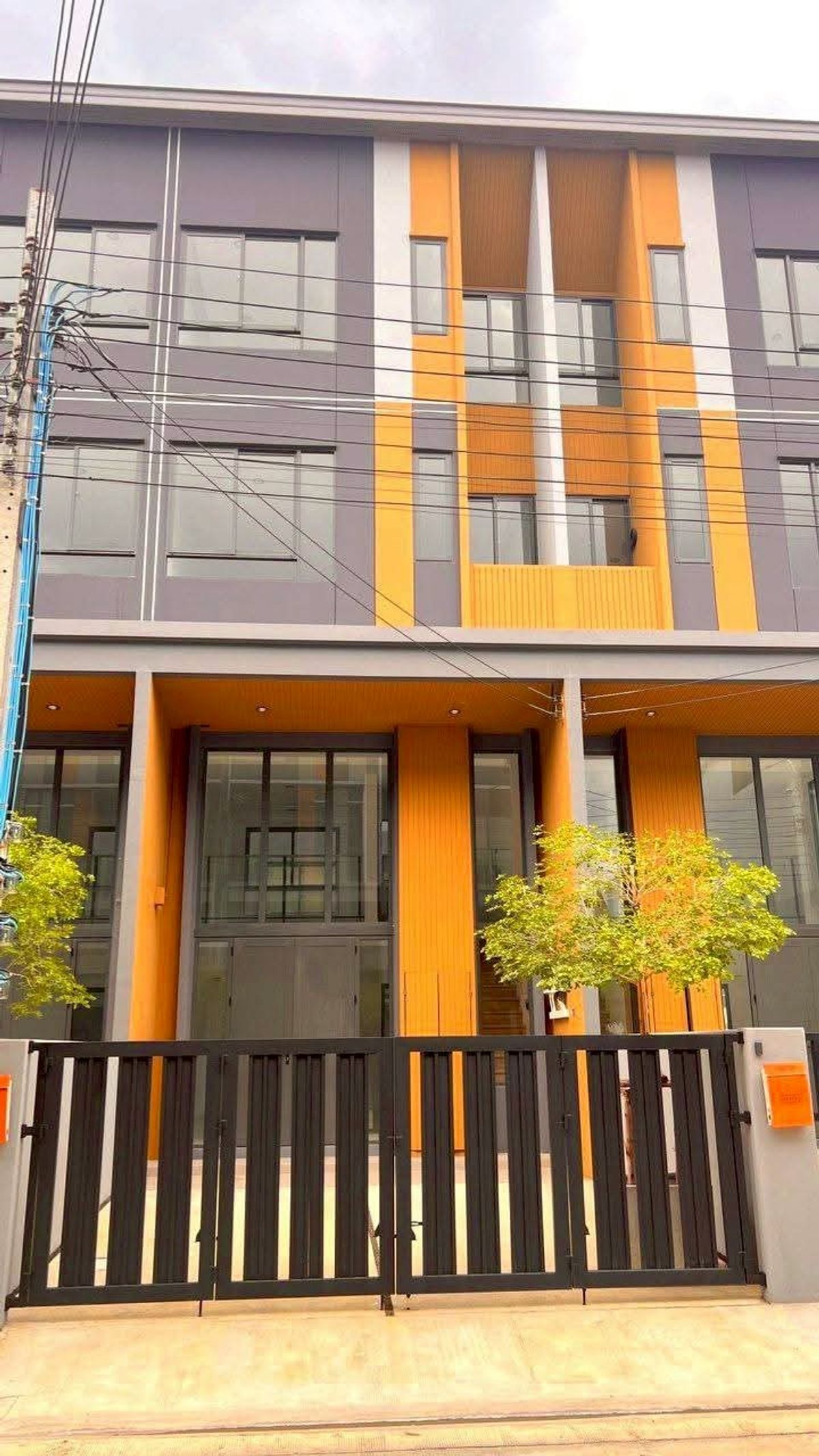 ให้เช่าทาวน์โฮมเกษตรศาสตร์ รัชโยธิน : ให้เช่า  ทาวน์โฮม 3.5 ชั้น Patio วัชรพล - รามอินทรา แปลง 158,159,160  เนื้อที่ 19.50 ตารางวา ถนนวัชรพล แขวงท่าแร้ง เขตบางเขน กรุงเทพมหานคร 