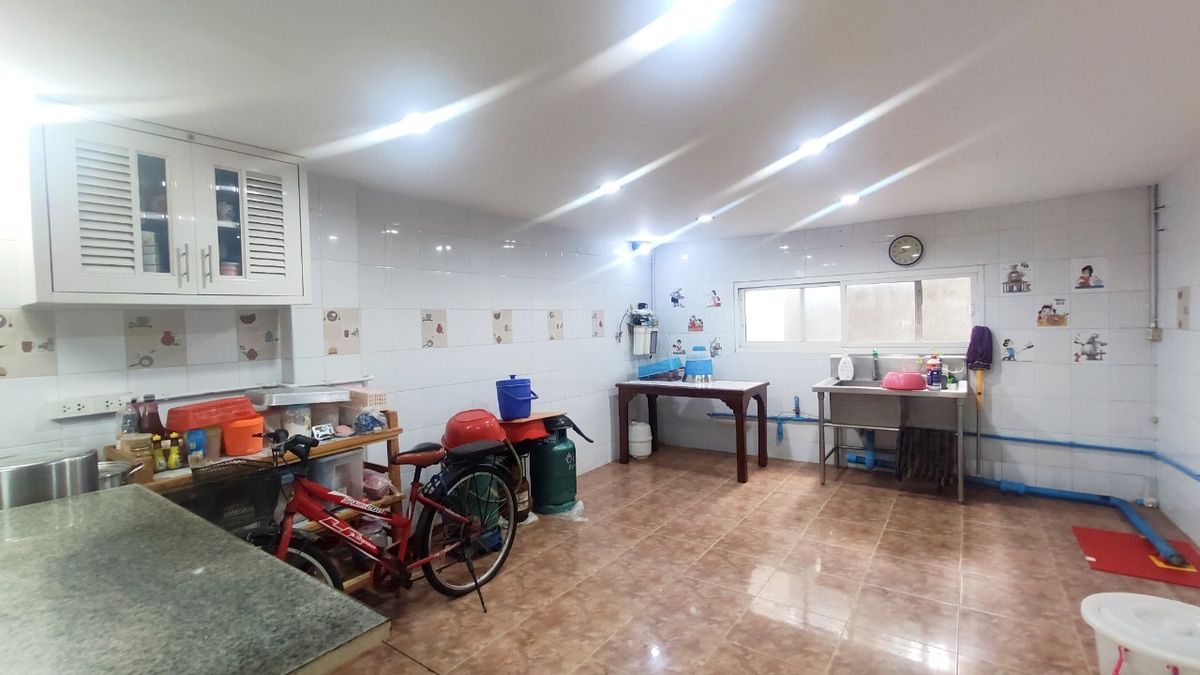For RentShop HouseMin Buri, Romklao : Divided for rent, 1-2 floors, commercial buildings Next to Ramkhamhaeng Road Next to the Orange Line Nom Klao Station Near Triam Udom Suksa School, Size 20.3 square wah, 2 bedrooms, 2 bathrooms, Saphan Sung Subdistrict, Saphan Sung District, Bangkok