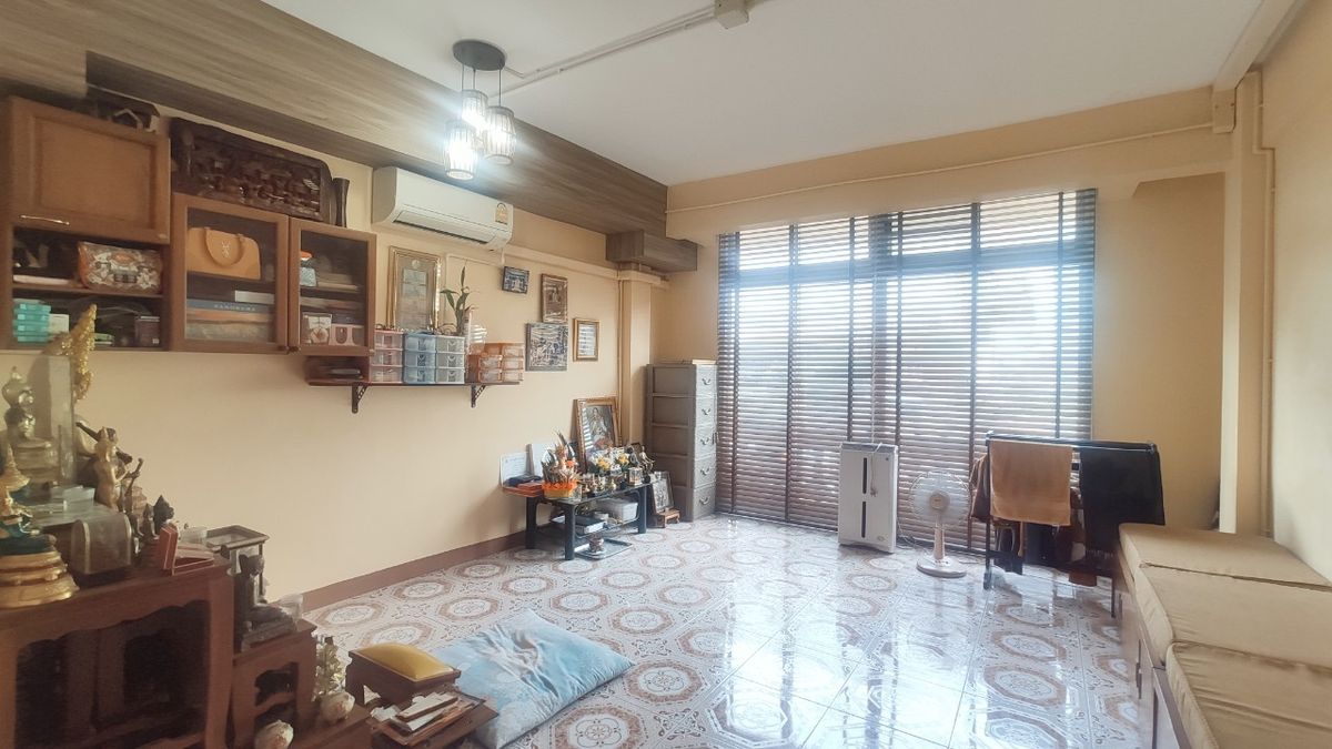For RentShop HouseMin Buri, Romklao : Divided for rent, 1-2 floors, commercial buildings Next to Ramkhamhaeng Road Next to the Orange Line Nom Klao Station Near Triam Udom Suksa School, Size 20.3 square wah, 2 bedrooms, 2 bathrooms, Saphan Sung Subdistrict, Saphan Sung District, Bangkok