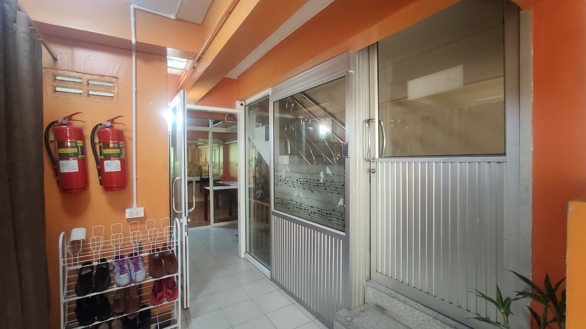 For RentShop HouseMin Buri, Romklao : Divided for rent, 1-2 floors, commercial buildings Next to Ramkhamhaeng Road Next to the Orange Line Nom Klao Station Near Triam Udom Suksa School, Size 20.3 square wah, 2 bedrooms, 2 bathrooms, Saphan Sung Subdistrict, Saphan Sung District, Bangkok