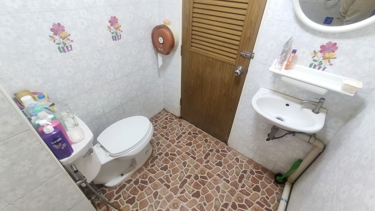 For RentShop HouseMin Buri, Romklao : Divided for rent, 1-2 floors, commercial buildings Next to Ramkhamhaeng Road Next to the Orange Line Nom Klao Station Near Triam Udom Suksa School, Size 20.3 square wah, 2 bedrooms, 2 bathrooms, Saphan Sung Subdistrict, Saphan Sung District, Bangkok