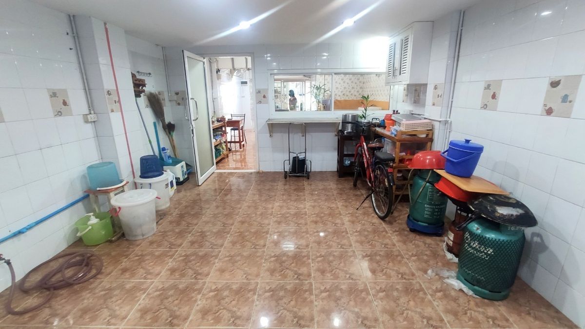 For RentShop HouseMin Buri, Romklao : Divided for rent, 1-2 floors, commercial buildings Next to Ramkhamhaeng Road Next to the Orange Line Nom Klao Station Near Triam Udom Suksa School, Size 20.3 square wah, 2 bedrooms, 2 bathrooms, Saphan Sung Subdistrict, Saphan Sung District, Bangkok