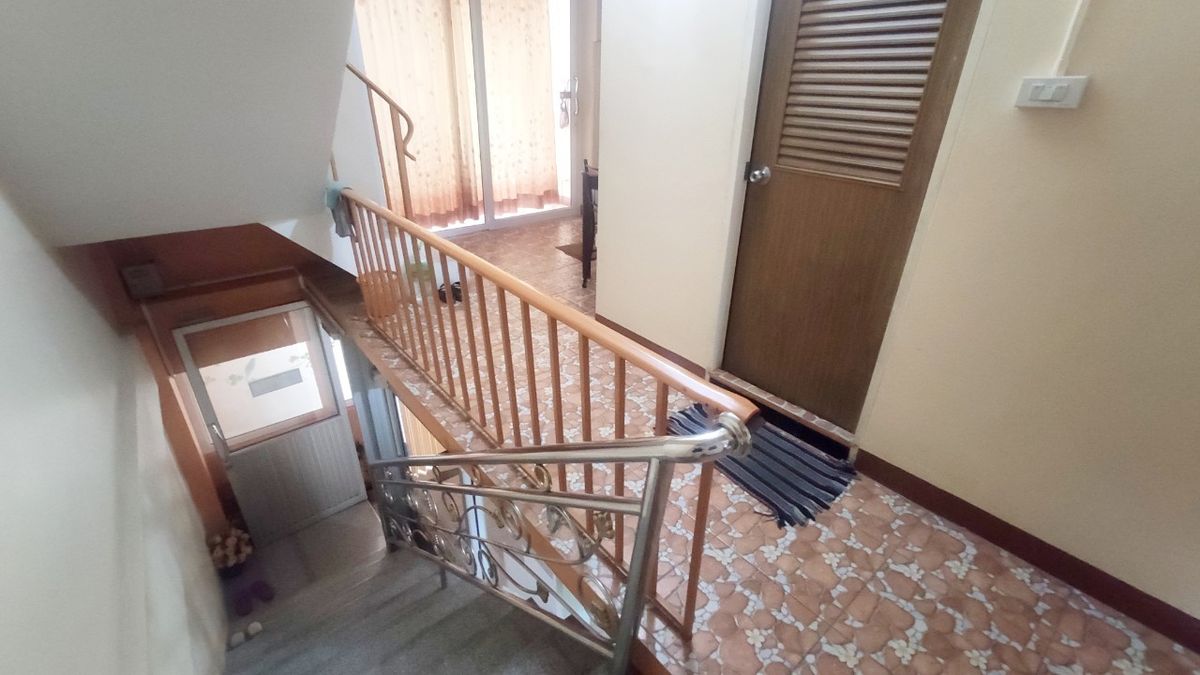 For RentShop HouseMin Buri, Romklao : Divided for rent, 1-2 floors, commercial buildings Next to Ramkhamhaeng Road Next to the Orange Line Nom Klao Station Near Triam Udom Suksa School, Size 20.3 square wah, 2 bedrooms, 2 bathrooms, Saphan Sung Subdistrict, Saphan Sung District, Bangkok