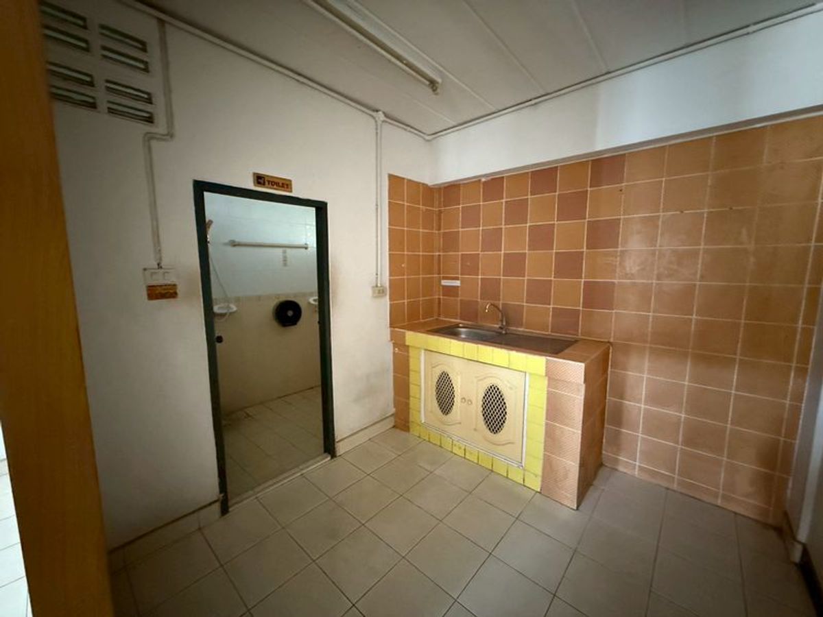 For SaleShop HouseUttaradit : 4 -storey commercial building for sale, 46.5 square wah deck, Borom Asin Road, Tha It Subdistrict, Mueang District, Uttaradit Province