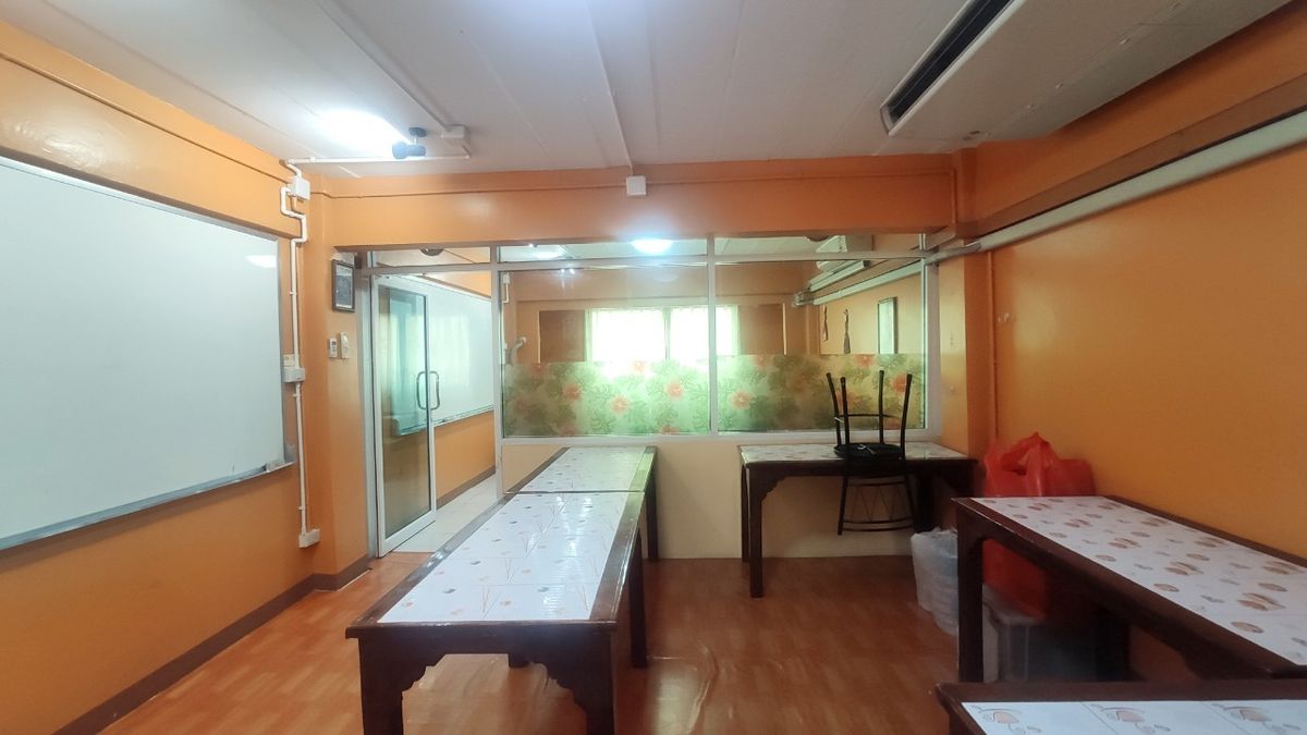 For RentShop HouseMin Buri, Romklao : Divided for rent, 1-2 floors, commercial buildings Next to Ramkhamhaeng Road Next to the Orange Line Nom Klao Station Near Triam Udom Suksa School, Size 20.3 square wah, 2 bedrooms, 2 bathrooms, Saphan Sung Subdistrict, Saphan Sung District, Bangkok