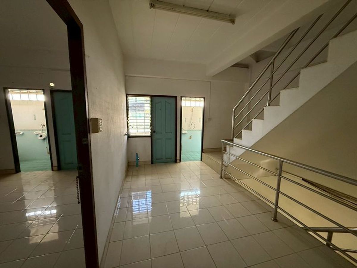 For SaleShop HouseUttaradit : 4 -storey commercial building for sale, 46.5 square wah deck, Borom Asin Road, Tha It Subdistrict, Mueang District, Uttaradit Province