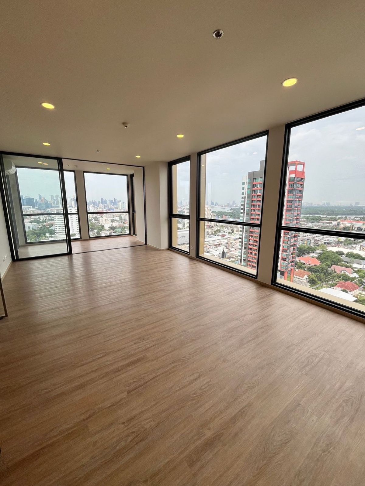 คอนโดสาทร นราธิวาส : ST180 The Issara Sathorn – คอนโดหรู พร้อมอยู่ ใจกลางสาทร วิวเมืองและแม่น้ำ | ขาย & ให้เช่า
