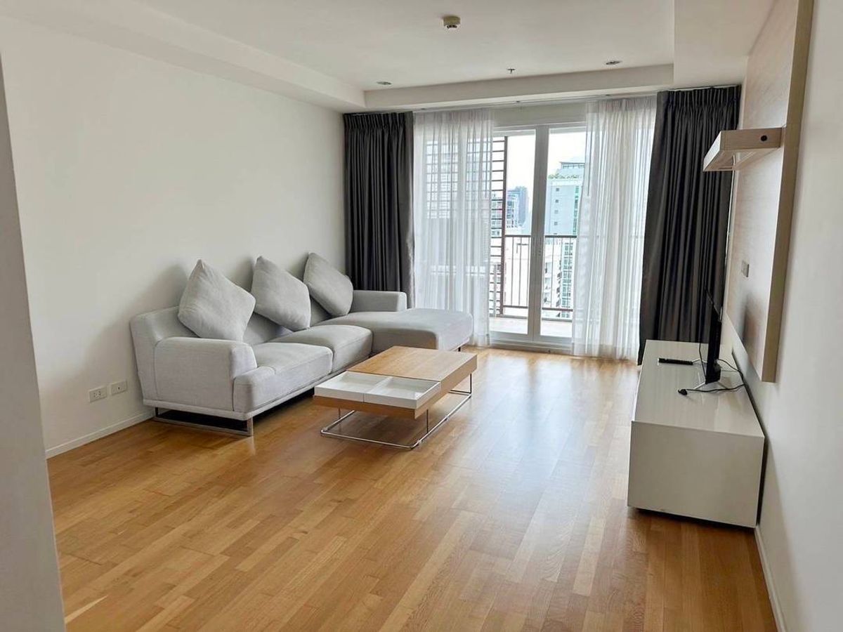 For RentCondoNana, North Nana,Sukhumvit13, Soi Nana : Condo for rent 15 Sukhumvit Residences. Completely decorated condo, ready to be near the BTS Nana and Asoke. Convenient to travel !!