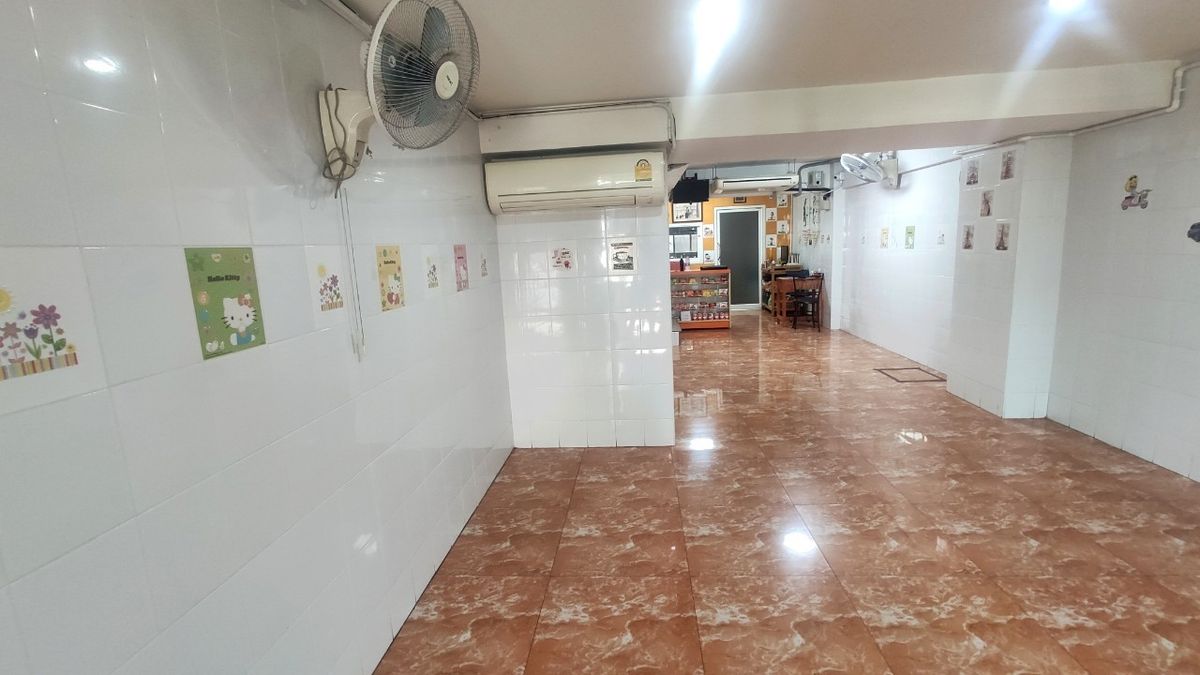 For RentShop HouseMin Buri, Romklao : Divided for rent, 1-2 floors, commercial buildings Next to Ramkhamhaeng Road Next to the Orange Line Nom Klao Station Near Triam Udom Suksa School, Size 20.3 square wah, 2 bedrooms, 2 bathrooms, Saphan Sung Subdistrict, Saphan Sung District, Bangkok