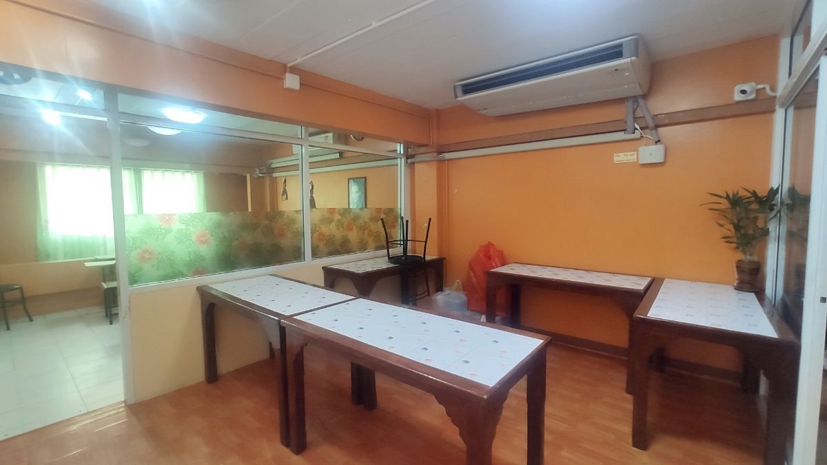 For RentShop HouseMin Buri, Romklao : Divided for rent, 1-2 floors, commercial buildings Next to Ramkhamhaeng Road Next to the Orange Line Nom Klao Station Near Triam Udom Suksa School, Size 20.3 square wah, 2 bedrooms, 2 bathrooms, Saphan Sung Subdistrict, Saphan Sung District, Bangkok