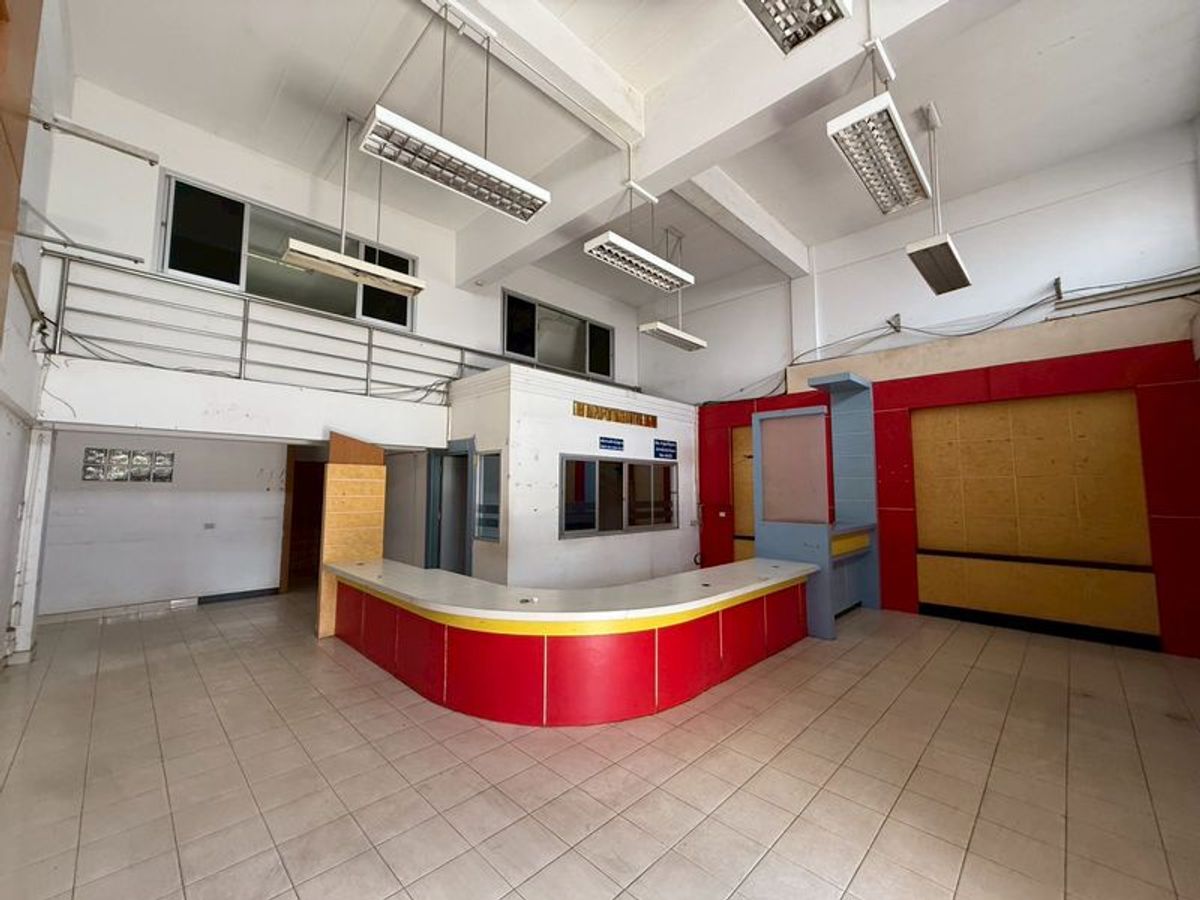 For SaleShop HouseUttaradit : 4 -storey commercial building for sale, 46.5 square wah deck, Borom Asin Road, Tha It Subdistrict, Mueang District, Uttaradit Province