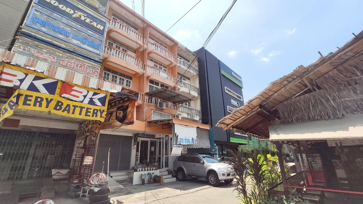For RentShop HouseMin Buri, Romklao : Divided for rent, 1-2 floors, commercial buildings Next to Ramkhamhaeng Road Next to the Orange Line Nom Klao Station Near Triam Udom Suksa School, Size 20.3 square wah, 2 bedrooms, 2 bathrooms, Saphan Sung Subdistrict, Saphan Sung District, Bangkok