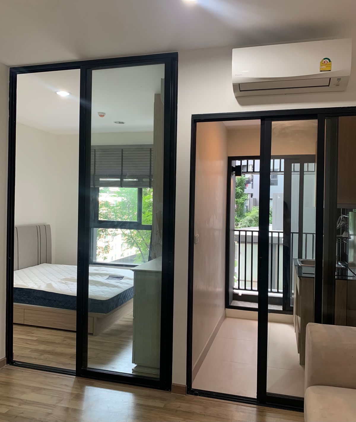For RentCondoWongwianyai, Charoennakor : ✨ Cheap price, ready to live in the condo, Niche Mono Charoen Nakhon 1, 31 sqm, 7th floor, garden view 11500 baht 🏡💖