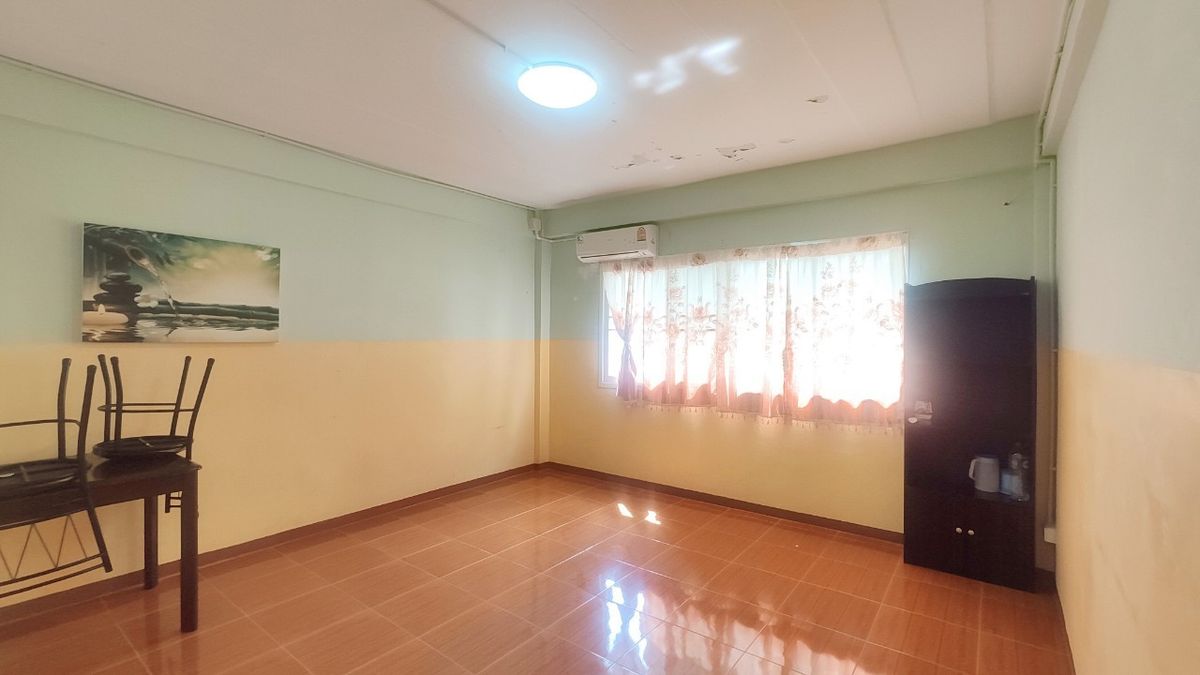 For RentShop HouseMin Buri, Romklao : Divided for rent, 1-2 floors, commercial buildings Next to Ramkhamhaeng Road Next to the Orange Line Nom Klao Station Near Triam Udom Suksa School, Size 20.3 square wah, 2 bedrooms, 2 bathrooms, Saphan Sung Subdistrict, Saphan Sung District, Bangkok
