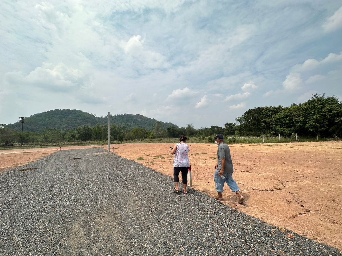 ขายที่ดินนครนายก : ⛰️💰 หลีกหนีความวุ่นวาย! มาอยู่นครนายก ที่ดิน วิวเขาพระ 270 องศา เพียง ตร.ว. ละ 4,999 บาท! 💰⛰️