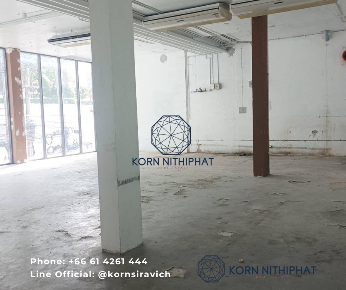 For RentRetail SpaceSukhumvit, Asoke, Thonglor : Renting a business area, 2nd floor, size 137.63 sq.m., Asoke, Sukhumvit, near SWU / GMM Grammy and MRT surrounded by office office buildings.