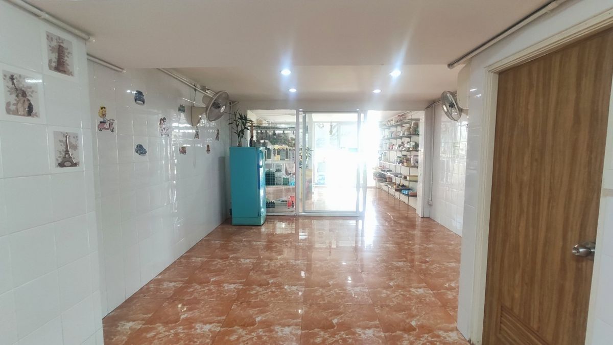 For RentShop HouseMin Buri, Romklao : Divided for rent, 1-2 floors, commercial buildings Next to Ramkhamhaeng Road Next to the Orange Line Nom Klao Station Near Triam Udom Suksa School, Size 20.3 square wah, 2 bedrooms, 2 bathrooms, Saphan Sung Subdistrict, Saphan Sung District, Bangkok