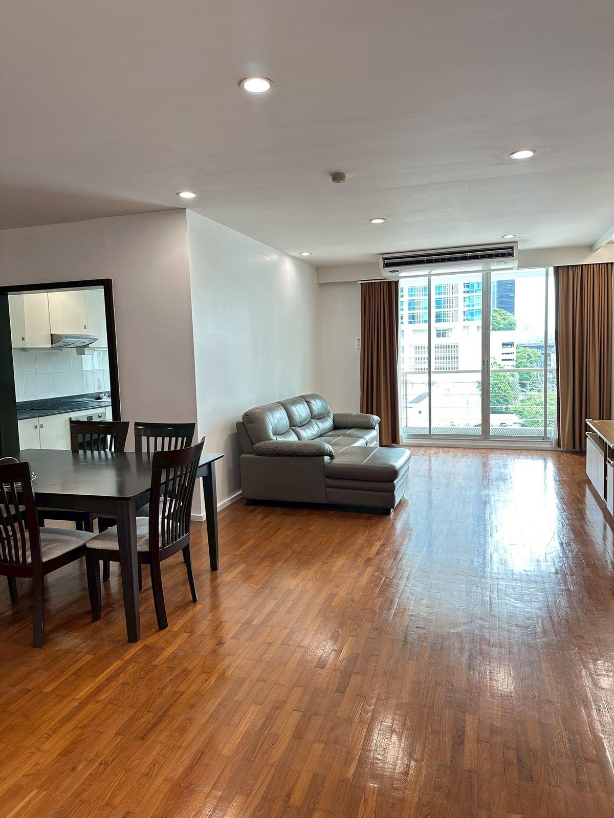 ให้เช่าคอนโดวิทยุ ชิดลม หลังสวน : Noble house soi rumrudee 2 barconyUnblocked view  6 st   2bed 2 bath 350 m. bts PloenchitStick with all season Near the mall 1 Bangkok
