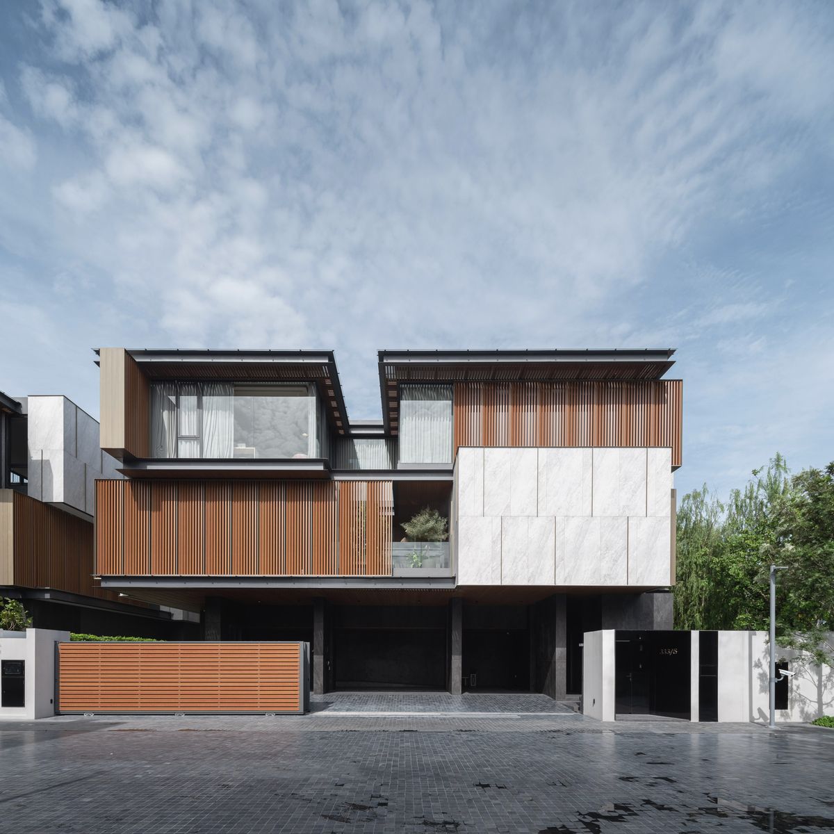 ขายบ้านบางซื่อ วงศ์สว่าง เตาปูน : ขายบ้านเดี่ยวหรู 3 ชั้น โครงการ SONLE RESIDENCES (ซันเล เรสซิเดนเซส) รัชดาภิเษก ใกล้ MRT วงศ์สว่าง เพียง 900 เมตร พร้อมสระว่ายน้ำส่วนตัวและ Courtyard ขนาดใหญ่