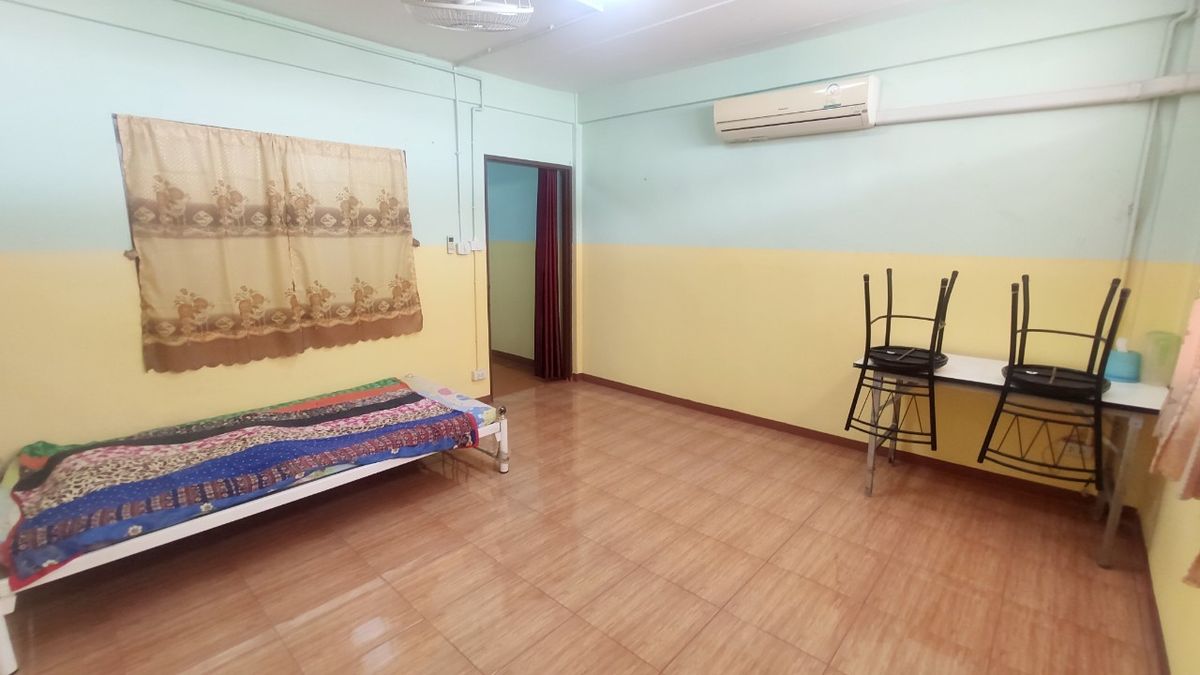For RentShop HouseMin Buri, Romklao : Divided for rent, 1-2 floors, commercial buildings Next to Ramkhamhaeng Road Next to the Orange Line Nom Klao Station Near Triam Udom Suksa School, Size 20.3 square wah, 2 bedrooms, 2 bathrooms, Saphan Sung Subdistrict, Saphan Sung District, Bangkok