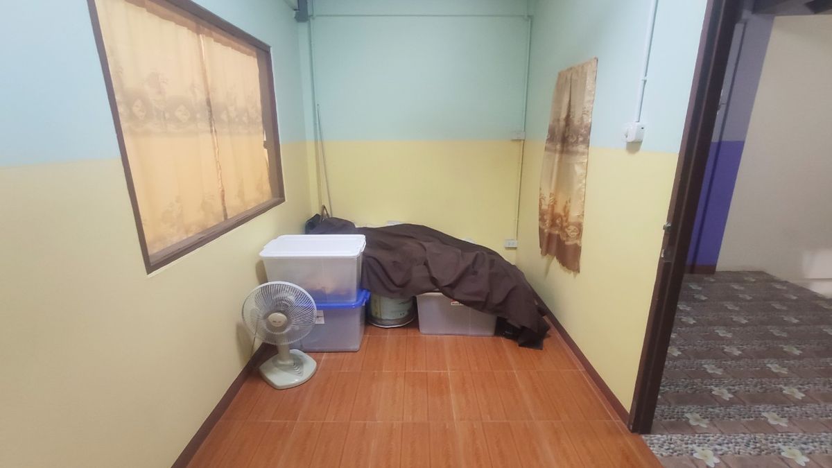 For RentShop HouseMin Buri, Romklao : Divided for rent, 1-2 floors, commercial buildings Next to Ramkhamhaeng Road Next to the Orange Line Nom Klao Station Near Triam Udom Suksa School, Size 20.3 square wah, 2 bedrooms, 2 bathrooms, Saphan Sung Subdistrict, Saphan Sung District, Bangkok