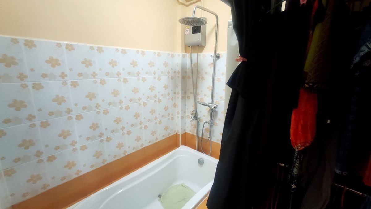 For RentShop HouseMin Buri, Romklao : Divided for rent, 1-2 floors, commercial buildings Next to Ramkhamhaeng Road Next to the Orange Line Nom Klao Station Near Triam Udom Suksa School, Size 20.3 square wah, 2 bedrooms, 2 bathrooms, Saphan Sung Subdistrict, Saphan Sung District, Bangkok