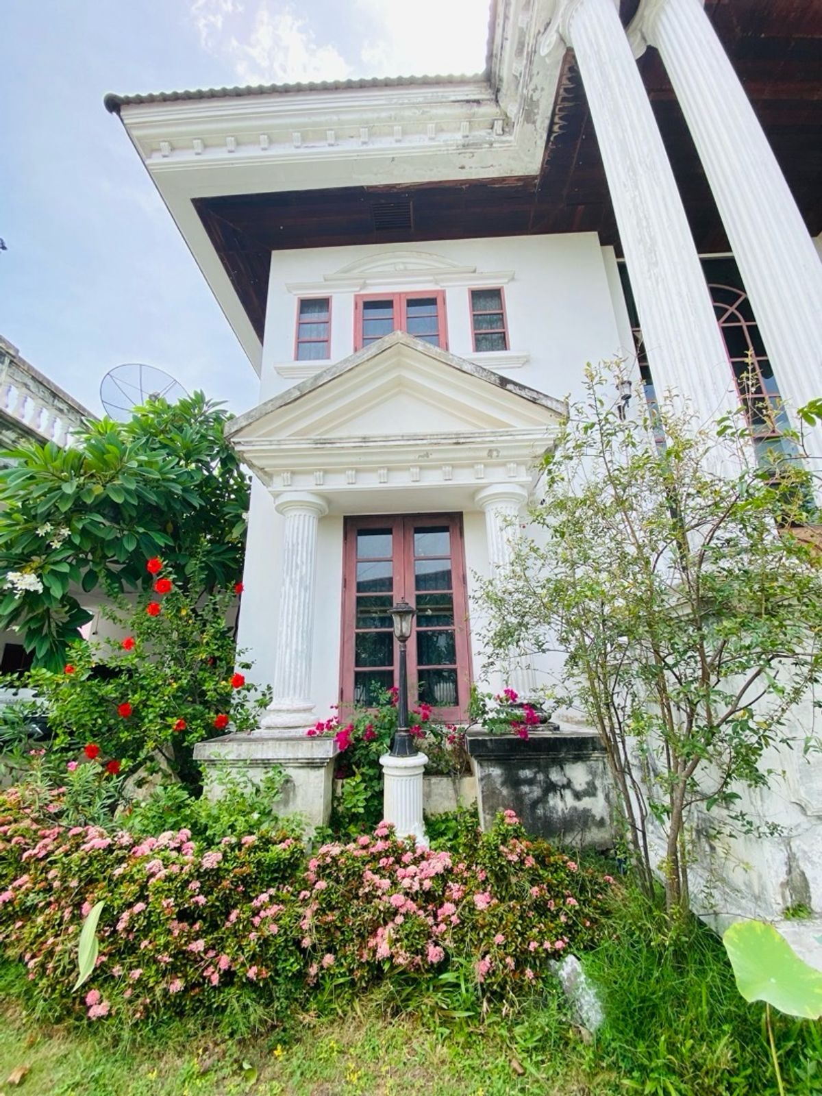 For SaleHouseOnnut, Udomsuk : Selling for only 28.9 million baht, large detached house for sale, 2 alleys intersecting each other. Wachiratham Sathit 44 – Sukhumvit 101/1 Phra Khanong, Bangkok, city center location, near BTS, near BITEC Bangna, True Digital Park and expressway entranc